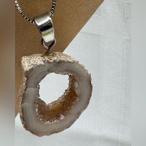 Agate 1.5” pendant cream & tan sparkly Center. necklace (10.5”) Silvertone chain